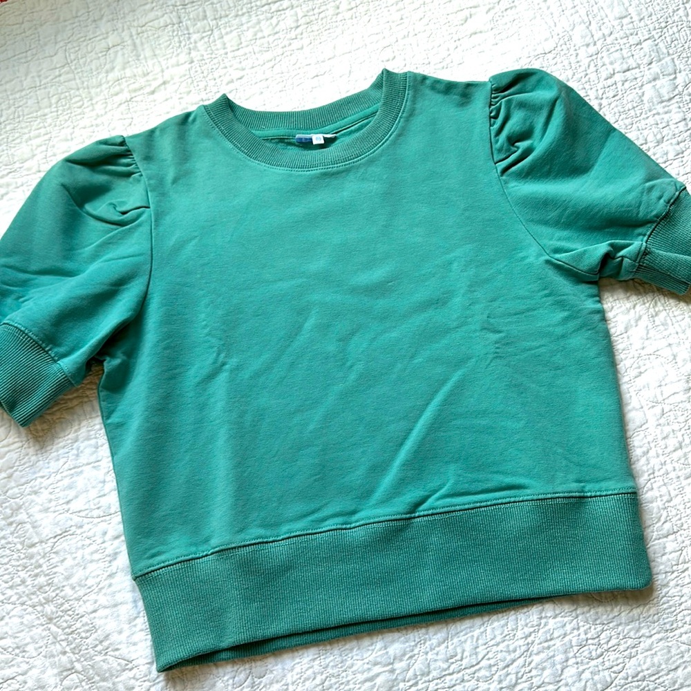 Short puffy sleeve sweat shirt green. Girls size 12